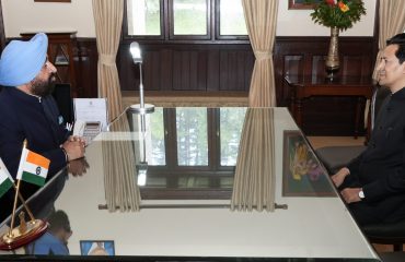 राज्यपाल से शिष्टाचार भेंट करते हुए कुमाऊं आयुक्त दीपक रावत।