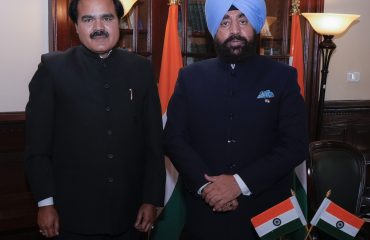 राज्यपाल से शिष्टाचार भेंट करते हुए सीडीओ नैनीताल अशोक कुमार पाण्डेय।