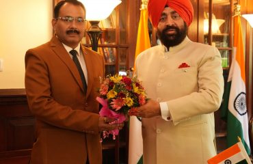 राज्यपाल से शिष्टाचार भेंट करते हुए सोबन सिंह जीना विश्वविद्यालय, अल्मोड़ा के कुलपति प्रो. सतपाल सिंह बिष्ट।