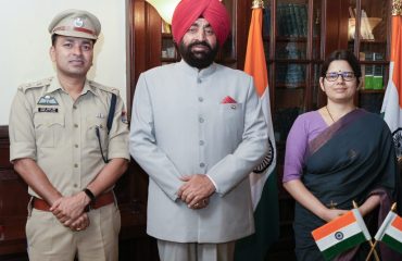 District Magistrate, Nainital, Vandana Singh and SSP, P.N. Meena paying courtesy call on the Hon'ble Governor.