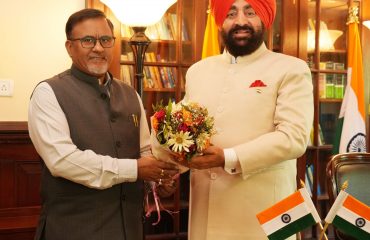 राज्यपाल से शिष्टाचार भेंट करते हुए कुमाऊं विश्वविद्यालय के कुलपति प्रो. दीवान सिंह रावत।