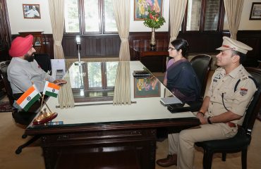 District Magistrate, Nainital, Vandana Singh and SSP, P.N. Meena paying courtesy call on the Hon'ble Governor.