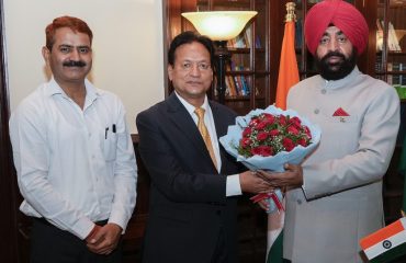 Vice Chancellor of Govind Ballabh Pant University of Agriculture and Technology Dr. Manmohan Singh Chauhan and Director Research Ajit Nain paying a courtesy call on the Hon'ble Governor.