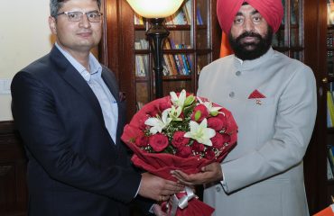 राज्यपाल से शिष्टाचार भेंट करते हुए एमडी केएमवीएन डॉ. संदीप तिवारी।