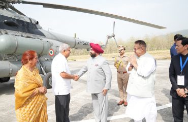 माननीय उपराष्ट्रपति श्री जगदीप धनखड़ हल्द्वानी कैंट स्थित हेलीपैड पहुंचने पर उनका स्वागत एवं अभिवादन करते हुए राज्यपाल।
