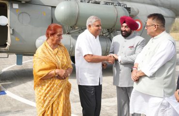 माननीय उपराष्ट्रपति श्री जगदीप धनखड़ हल्द्वानी कैंट स्थित हेलीपैड पहुंचने पर उनका स्वागत एवं अभिवादन करते हुए राज्यपाल।