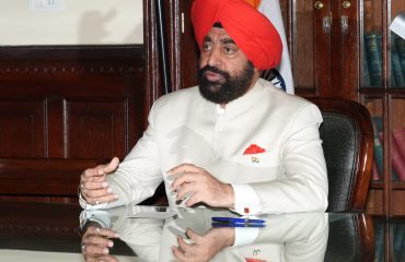 राज्यपाल को वर्चुअल माध्यम से ‘‘चारधाम यात्रा डैशबोर्ड’’ पर प्रस्तुतीकरण देती हुईं निदेशक आईटीडीए नितिका खंडेलवाल।