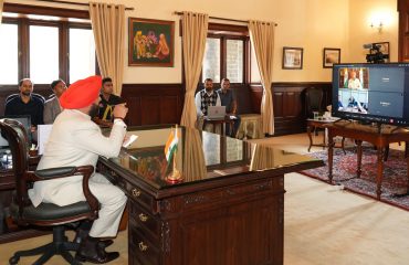 राज्यपाल को वर्चुअल माध्यम से ‘‘चारधाम यात्रा डैशबोर्ड’’ पर प्रस्तुतीकरण देती हुईं निदेशक आईटीडीए नितिका खंडेलवाल।