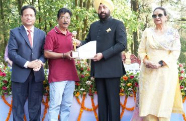 मौन पालकों को सम्मानित करते हुए राज्यपाल।