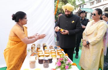 मौन पालकों द्वारा लगाए गए शहद उत्पादों के स्टॉलों का भ्रमण कर उनसे जानकारी लेते हुए राज्यपाल।