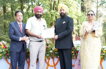 मौन पालकों को सम्मानित करते हुए राज्यपाल।