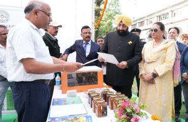 मौन पालकों द्वारा लगाए गए शहद उत्पादों के स्टॉलों का भ्रमण कर उनसे जानकारी लेते हुए राज्यपाल।