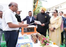 Hon'ble Governor visiting the stalls of honey products set up by beekeepers and taking information from them.;?>