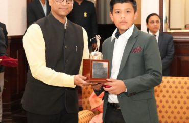 19वें ’’गवर्नर्स कप गोल्फ टूर्नामेंट-2024’’, के विजेताओं को सम्मानित करते हुए सचिव श्री राज्यपाल रविनाथ रामन।