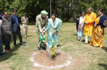 राजभवन परिसर में जिन्को बाइलोबा पौधे का रोपण करते हुए राज्यपाल एवं प्रथम महिला श्रीमती गुरमीत कौर।