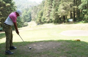 19वें गवर्नर्स कप गोल्फ टूर्नामेंट के दूसरे दिन गोल्फ खेलते हुए गोल्फर।