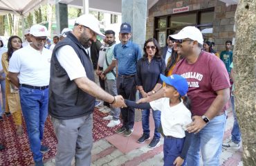 Hon'ble Governor meeting junior golfers at the inauguration of the 