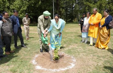 Hon'ble Governor and First Lady, Mrs. Gurmeet Kaur planting a Ginkgo Biloba plant at Raj Bhawan