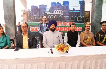 राजभवन गोल्फ कोर्स में आयोजित गवर्नर्स कप गोल्फ टूर्नामेंट के कर्टेन रेजर कार्यक्रम में प्रतिभाग करते हुए राज्यपाल।
