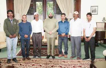 राजभवन में बोट एसोसिएशन नैनीताल के पदाधिकारियों के साथ राज्यपाल।
