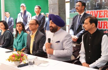 गवर्नर्स कप गोल्फ टूर्नामेंट के संबंध में जानकारी देते हुए राज्यपाल।