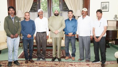 Hon'ble Governor with the officials of Boat Association, Nainital at Raj Bhawan
