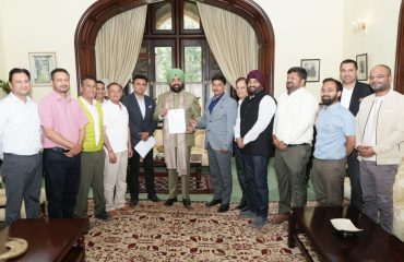 Hon'ble Governor with the officials of Hotel Association, Nainital at Raj Bhawan