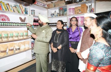 Hon'ble Governor learning about local products made in homestays.