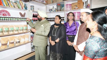Hon'ble Governor learning about local products made in homestays.