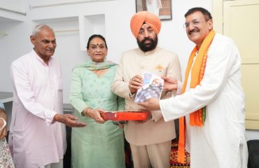 Members of the temple trust presenting the book of Baba Neeb Karori Maharaj to the Hon'ble Governor at Kainchi Dham.