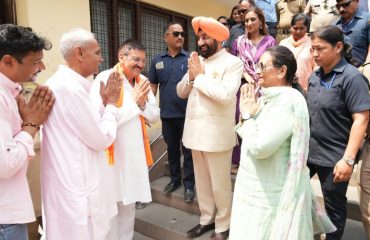 Members of the temple trust welcoming the Hon'ble Governor at Kainchi Dham.