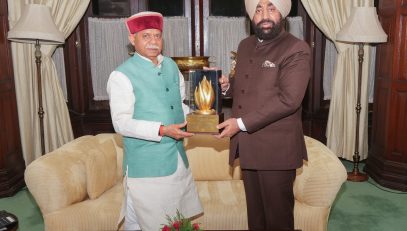 Hon'ble Governor presenting a souvenir of Brahma Kamal to Hon'ble Governor of Himachal Pradesh, Shri Shiv Pratap Shukla.