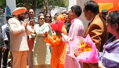 Members of Karkateshwar Temple Committee welcoming the Hon'ble Governor.