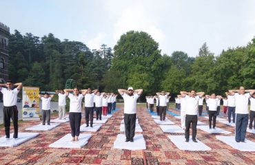 अंतर्राष्ट्रीय योग दिवस के अवसर पर सामूहिक योगाभ्यास करते हुए राज्यपाल।