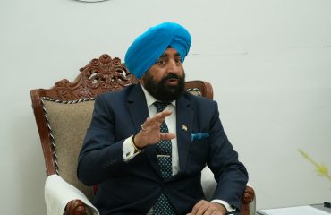 जनपद उधम सिंह नगर भ्रमण के दौरान जिले के प्रशासनिक अधिकारियों के साथ बैठक करते हुए राज्यपाल।