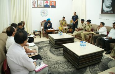 Hon'ble Governor in a meeting with the district administrative officers during his visit to Udham Singh Nagar.