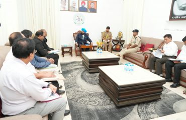 Hon'ble Governor in a meeting with the district administrative officers during his visit to Udham Singh Nagar.