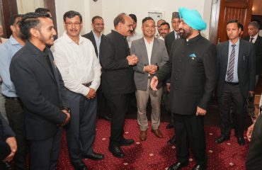 राजभवन नैनीताल में परिवार मिलन कार्यक्रम में कार्मिकों से वार्ता करते हुए राज्यपाल।