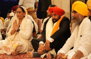 गुरुद्वारा श्री नानकमत्ता साहिब के दर्शन करते हुए राज्यपाल साथ में प्रथम महिला श्रीमती गुरमीत कौर।