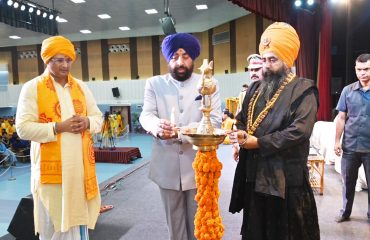 देव संस्कृति विश्वविद्यालय में सिख समाज एवं सनातन संस्कृति का विशिष्ट समागम का शुभारंभ करते हुए राज्यपाल।