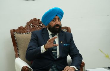 Hon'ble Governor in a meeting with the district administrative officers during his visit to Udham Singh Nagar.