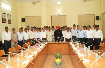 सर्किट हाउस काठगोदाम में पूर्व सैनिकों के साथ राज्यपाल।