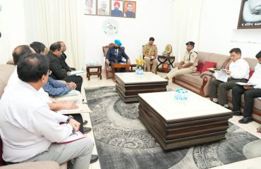 जनपद उधम सिंह नगर भ्रमण के दौरान जिले के प्रशासनिक अधिकारियों के साथ बैठक करते हुए राज्यपाल।