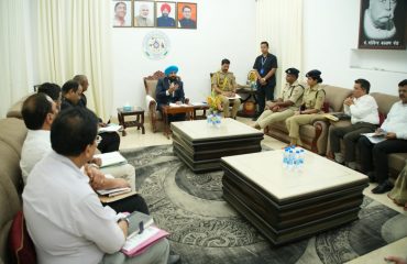 जनपद उधम सिंह नगर भ्रमण के दौरान जिले के प्रशासनिक अधिकारियों के साथ बैठक करते हुए राज्यपाल।