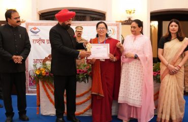 Hon'ble Governor honoring the women from self-help groups for their commendable work.
