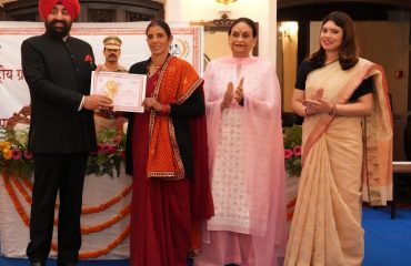 Hon'ble Governor honoring the women from self-help groups for their commendable work.