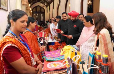 स्वयं सहायता समूहों की महिलाओं द्वारा प्रदर्शित उत्पादों का अवलोकन करते हुए राज्यपाल।