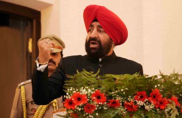 स्वयं सहायता समूहों की महिलाओं को संबोधित करते हुए राज्यपाल।