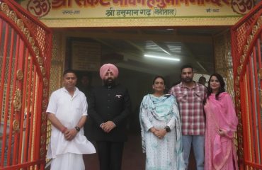 The Governor paying homage and offering prayers to Shri Hanumanji at the Hanuman Garhi Temple in Nainital.