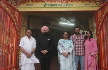नैनीताल स्थित हनुमान गढ़ी मन्दिर में श्री हनुमान जी के दर्शन एवं पूजा-अर्चना करते हुए राज्यपाल।